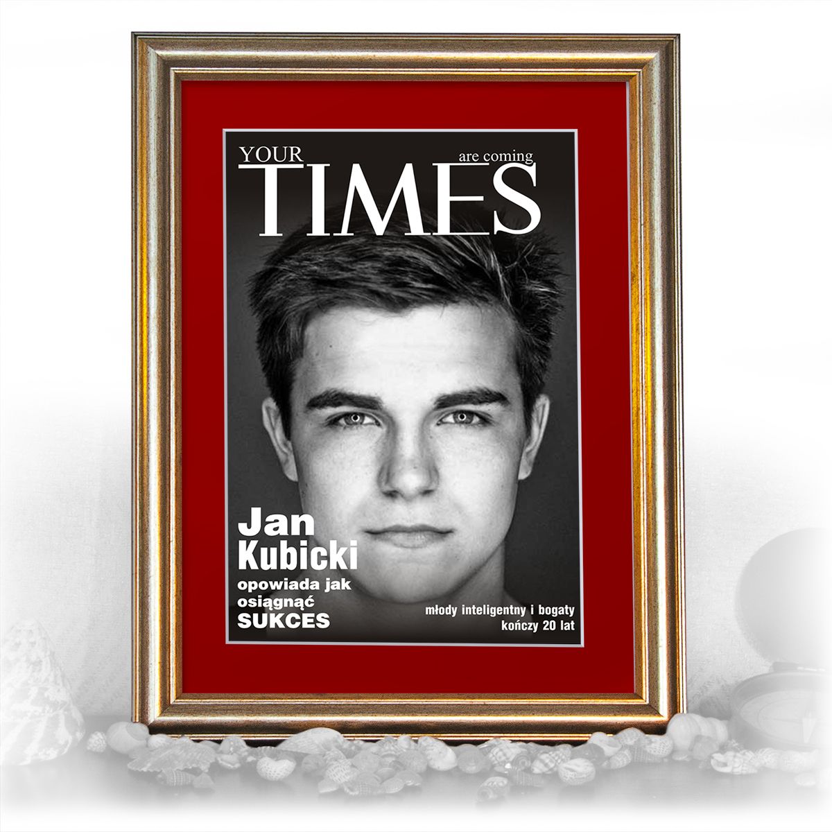 zdjęcie: duża okładka w złotej ramie i passe-partout